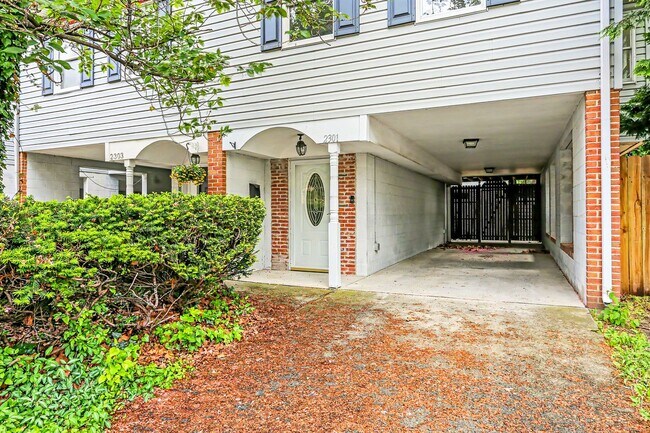 Building Photo - Two bedroom, one and a half bathroom end townhome in Harrisburg