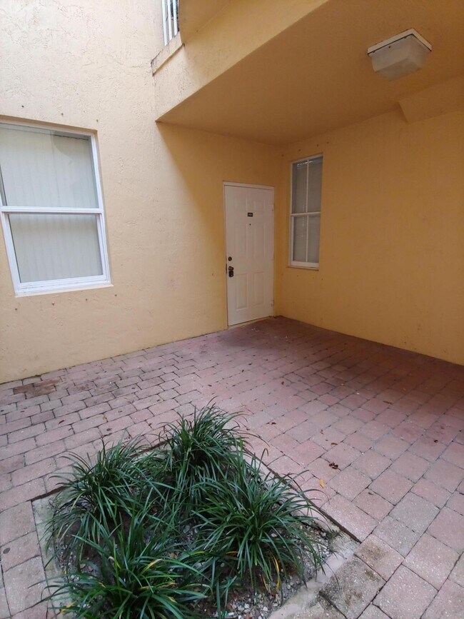 Building Photo - 2108 Shoma Dr