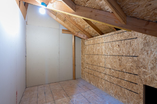 Building Photo - 601 Glenstone Dr