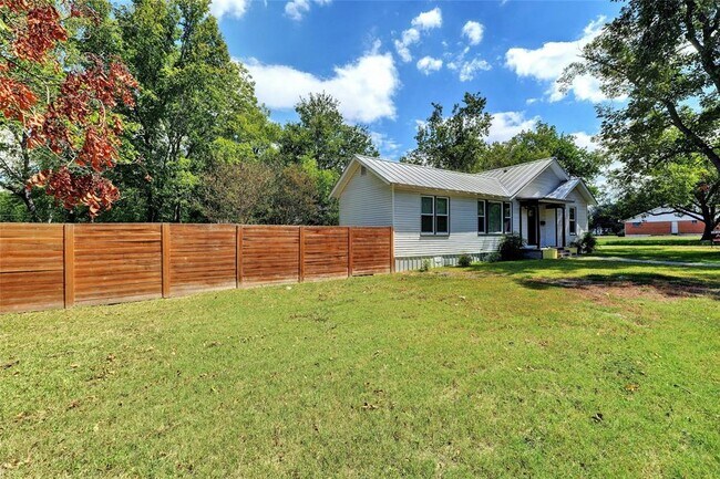 Building Photo - 1102 Hackberry St
