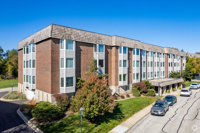 Building Photo - Bristol Courts Condo