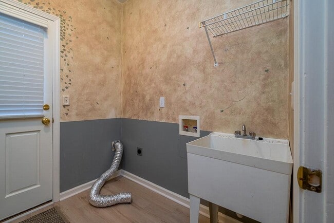 Building Photo - 9445 Stoney Ridge Ln