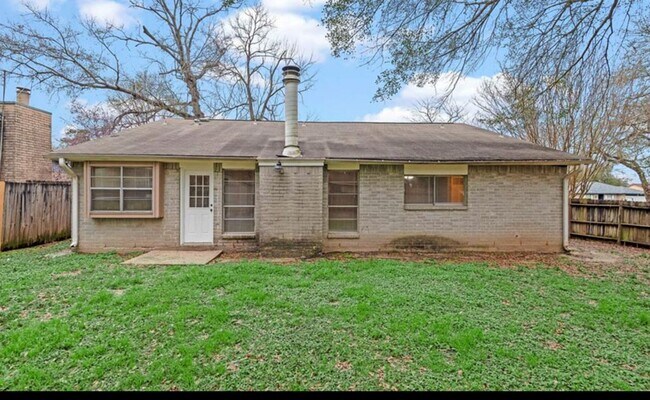 Building Photo - 4 Bedroom Home with 2 Bath and large back ...