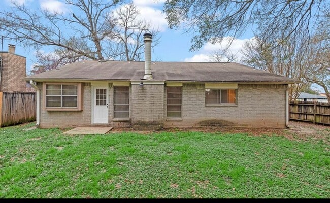 Building Photo - 4 Bedroom Home with 2 Bath and large back yard