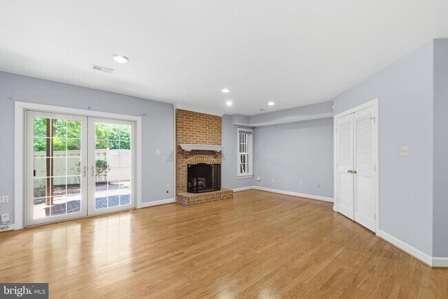 Building Photo - 6323 Barcroft Mews Dr