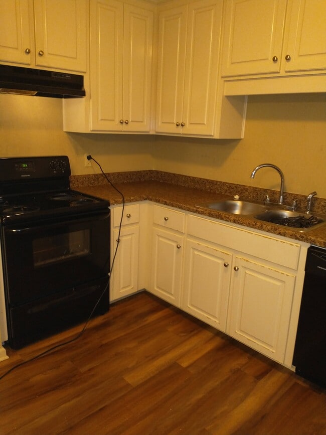 Building Photo - 106-4 EDGEFIELD