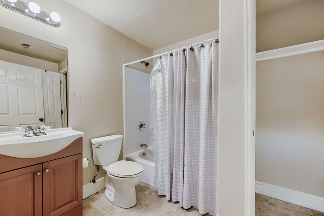 Building Photo - Spacious 5 Bed/4 Bath Home with Finished Basement in Erie