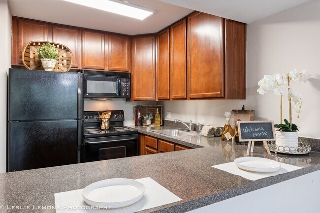 Building Photo - 5811 Oakwood Dr