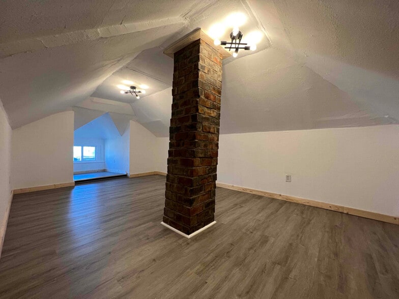 Building Photo - 142 5th St