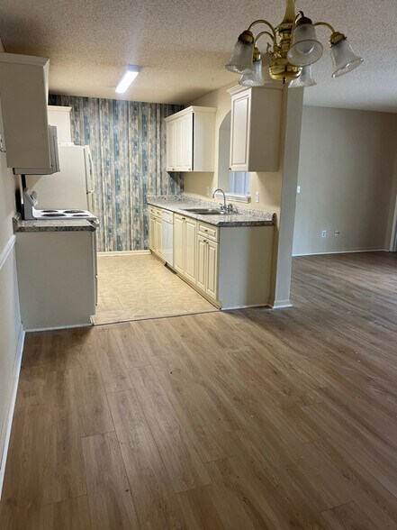 Building Photo - 743 Coventry Ln