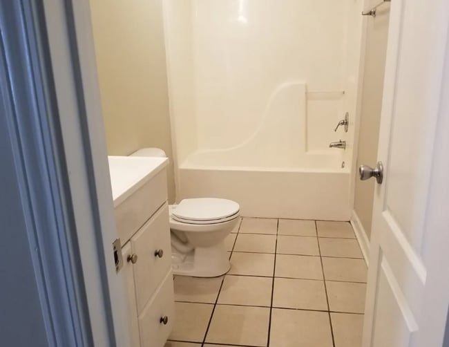 Building Photo - Welcome to your next home! 4 Bed 2 Bath