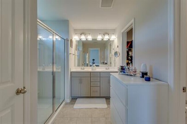 Building Photo - Beautiful Townhouse in Murfreesboro!