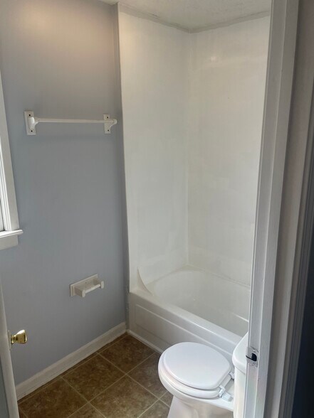 Building Photo - 125 Montmullin St