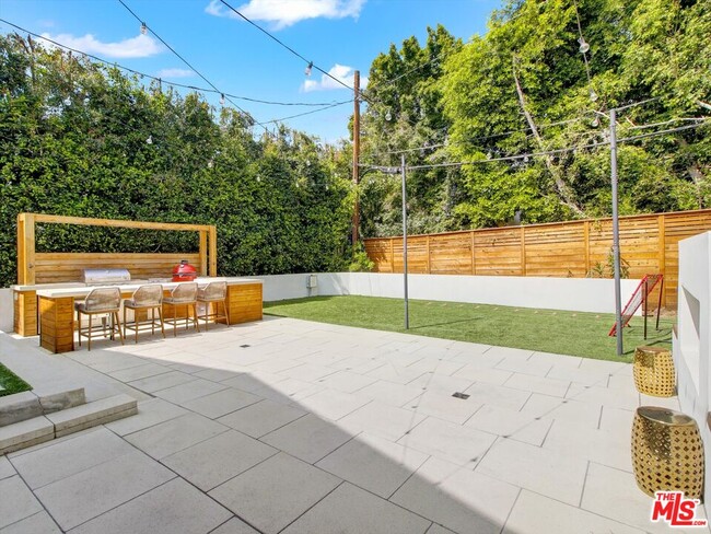 Building Photo - 10593 Kinnard Ave