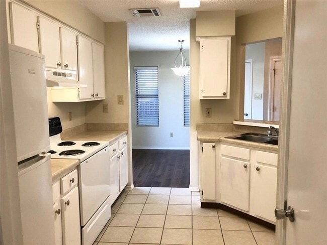 Building Photo - 1701 Horseshoe Cir
