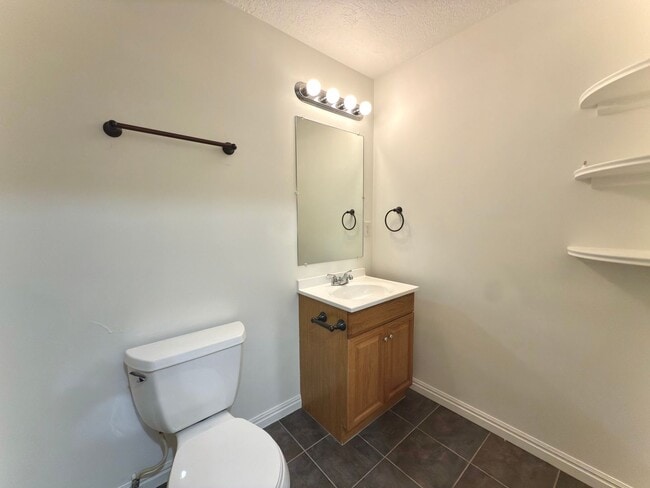 Building Photo - 4 Bedroom Clearfield Town Home Available i...