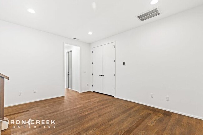 Building Photo - 54 Branning St