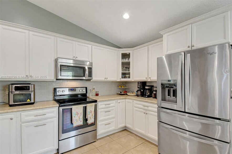 Building Photo - 303 E Riverbend Dr