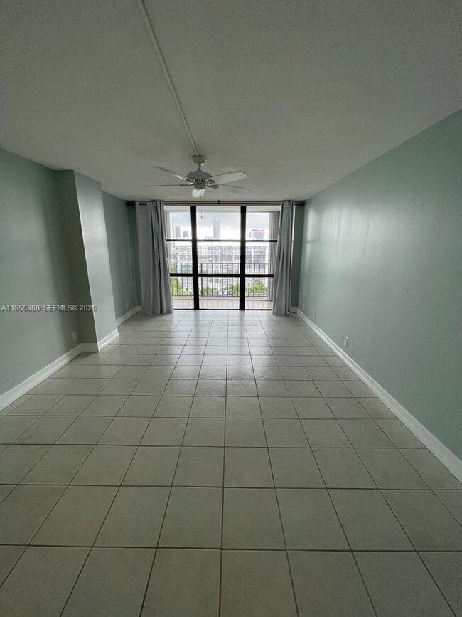 Building Photo - 1000 Parkview Dr