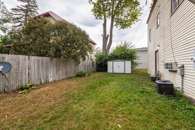 Building Photo - 902 Avon St