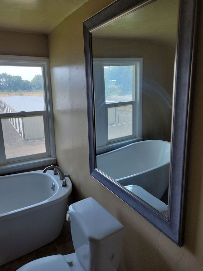 Building Photo - 6 bedroom, 2 bathroom house for rent in Je...