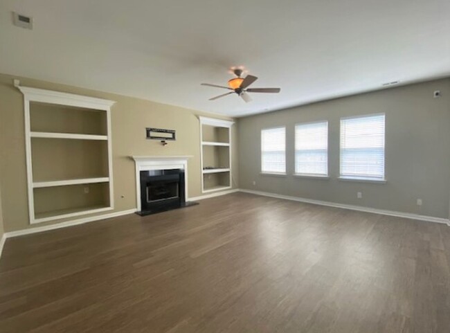 Building Photo - Highland Creek- 3000+ SF 2 sty, 4 bedroom,...