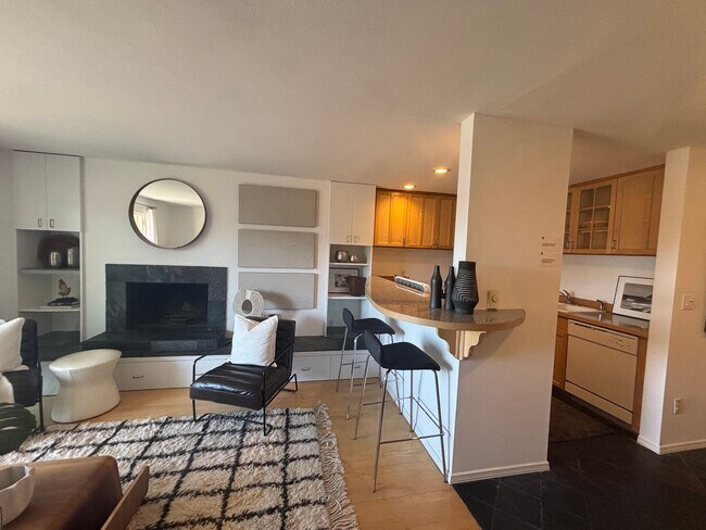 Building Photo - Queen Anne Gem with Private Balcony & Cozy...
