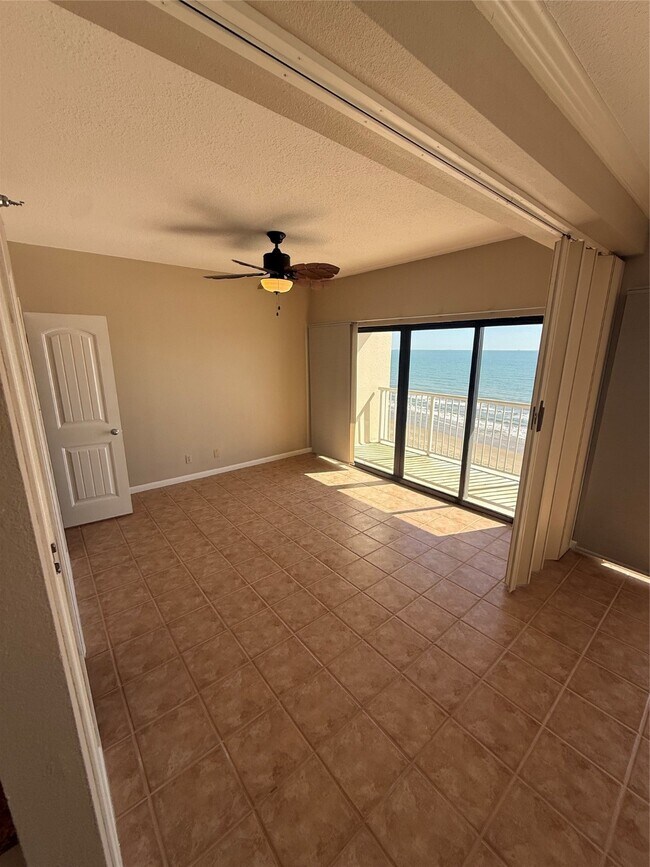 Building Photo - 7700 Seawall Blvd