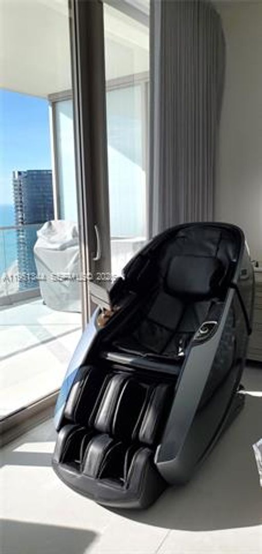 Building Photo - 18975 Collins Ave