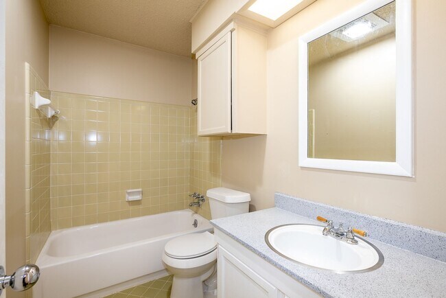 Building Photo - Spacious 3 Bed 2 Bath Condo in Tulsa!