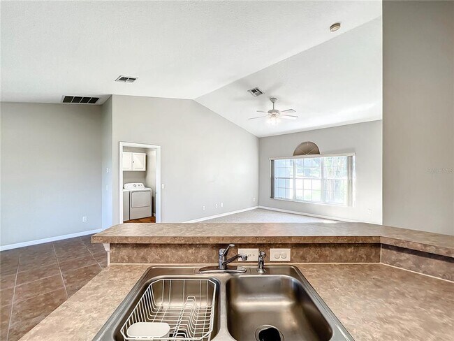 Building Photo - 1364 Hillview Dr