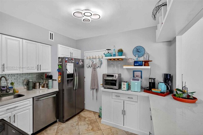 Building Photo - 5700 Collins Ave