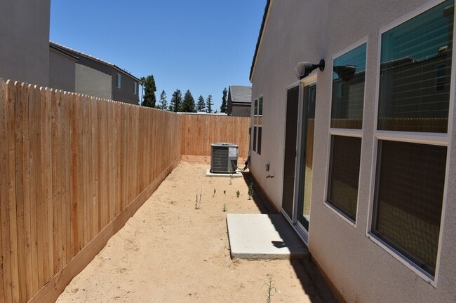 Building Photo - 4481 N San Miguel Ave