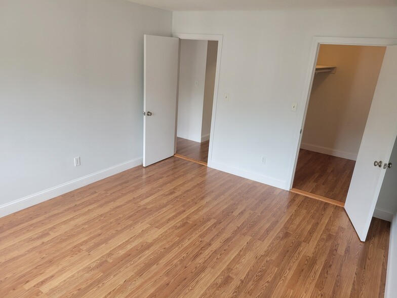 Building Photo - 1 Greenbriar Dr