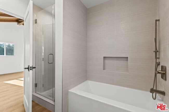 Building Photo - 3647 Grand View Blvd