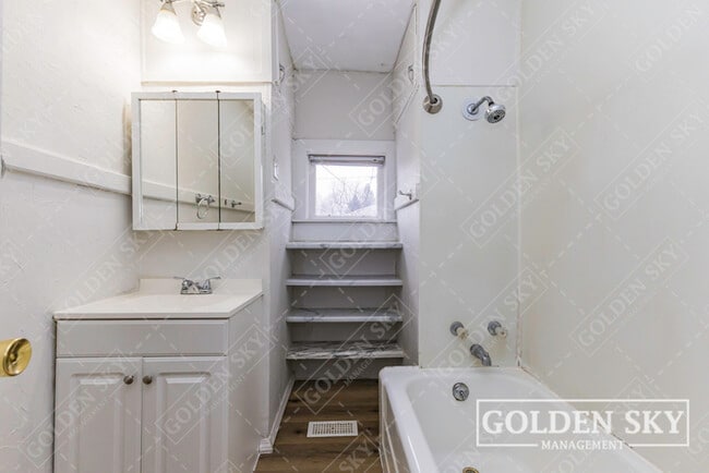 Building Photo - 409 S Celia Ave