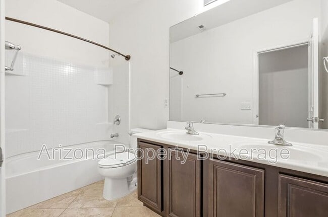 Building Photo - 824 E Jacob St