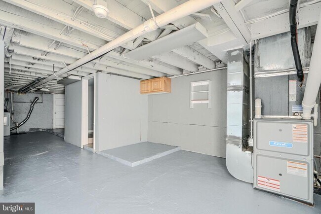 Building Photo - 709 N Linwood Ave