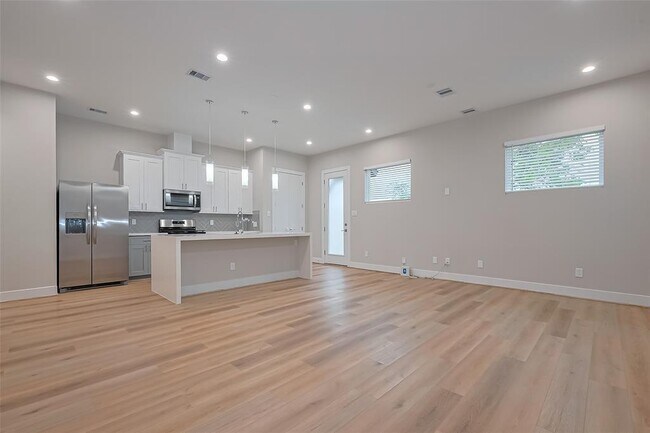 Building Photo - 8113 Esther Acres Ln