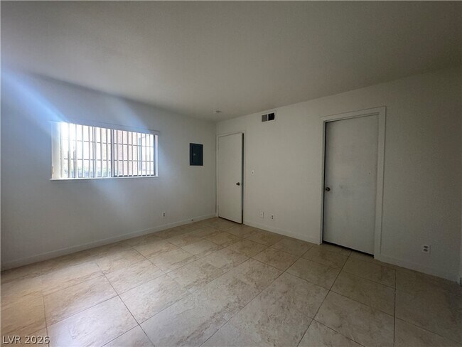 Building Photo - 4320 Sanderling Cir