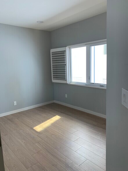Building Photo - 646 N Serrano Ave