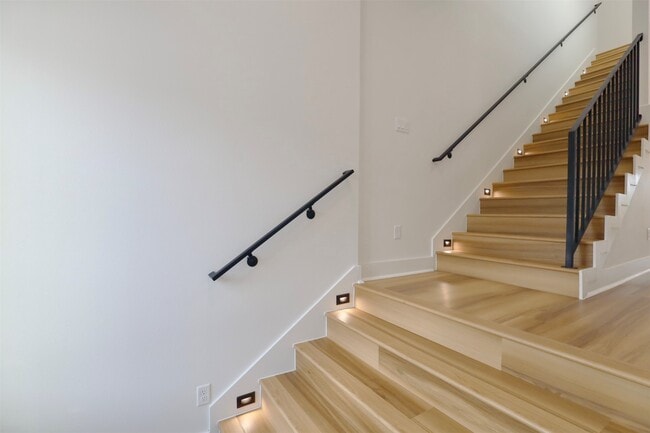 Building Photo - 421 E 41st St