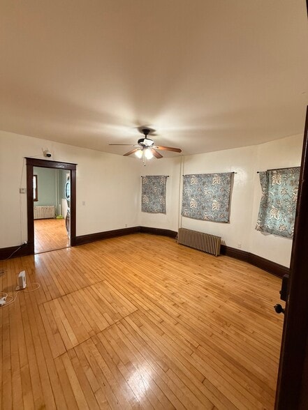Building Photo - 869 Geranium Ave E
