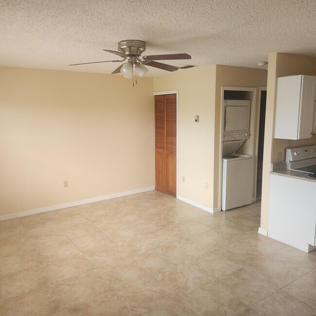 Building Photo - 1 bedroom 1 bath washer /Dryer included