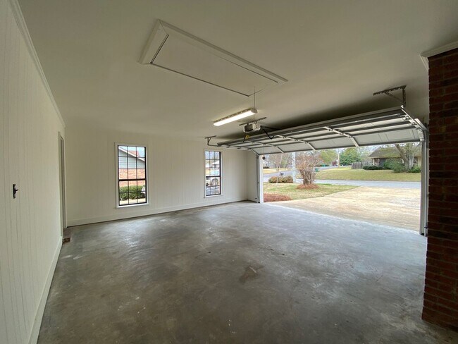 Building Photo - 2102 Fillmore Dr