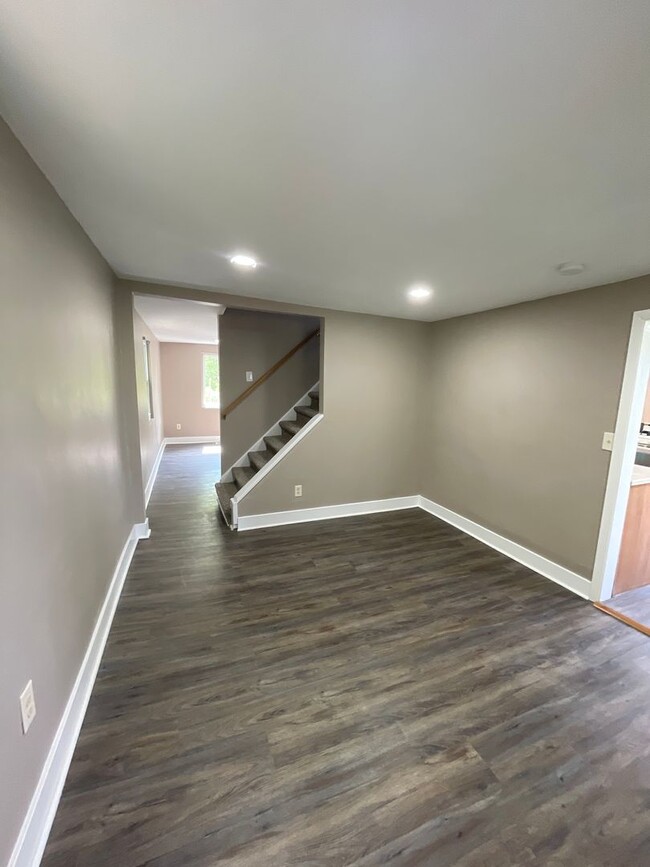 Building Photo - Beautifully renovated 5 bed 2 bath home re...