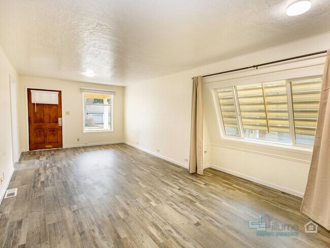 Interior Photo - 365 16th St SE
