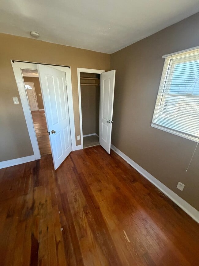 Building Photo - 1807 W Lincoln St