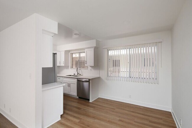 Building Photo - 3155 Montrose Ave