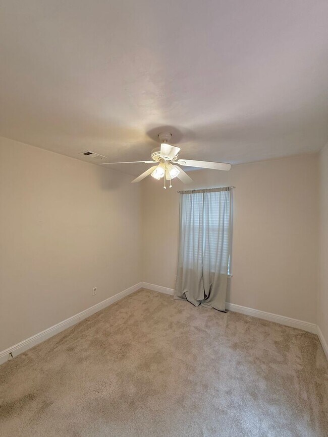 Building Photo - Charming 3BR Home in a Prime Tallahassee Location!!